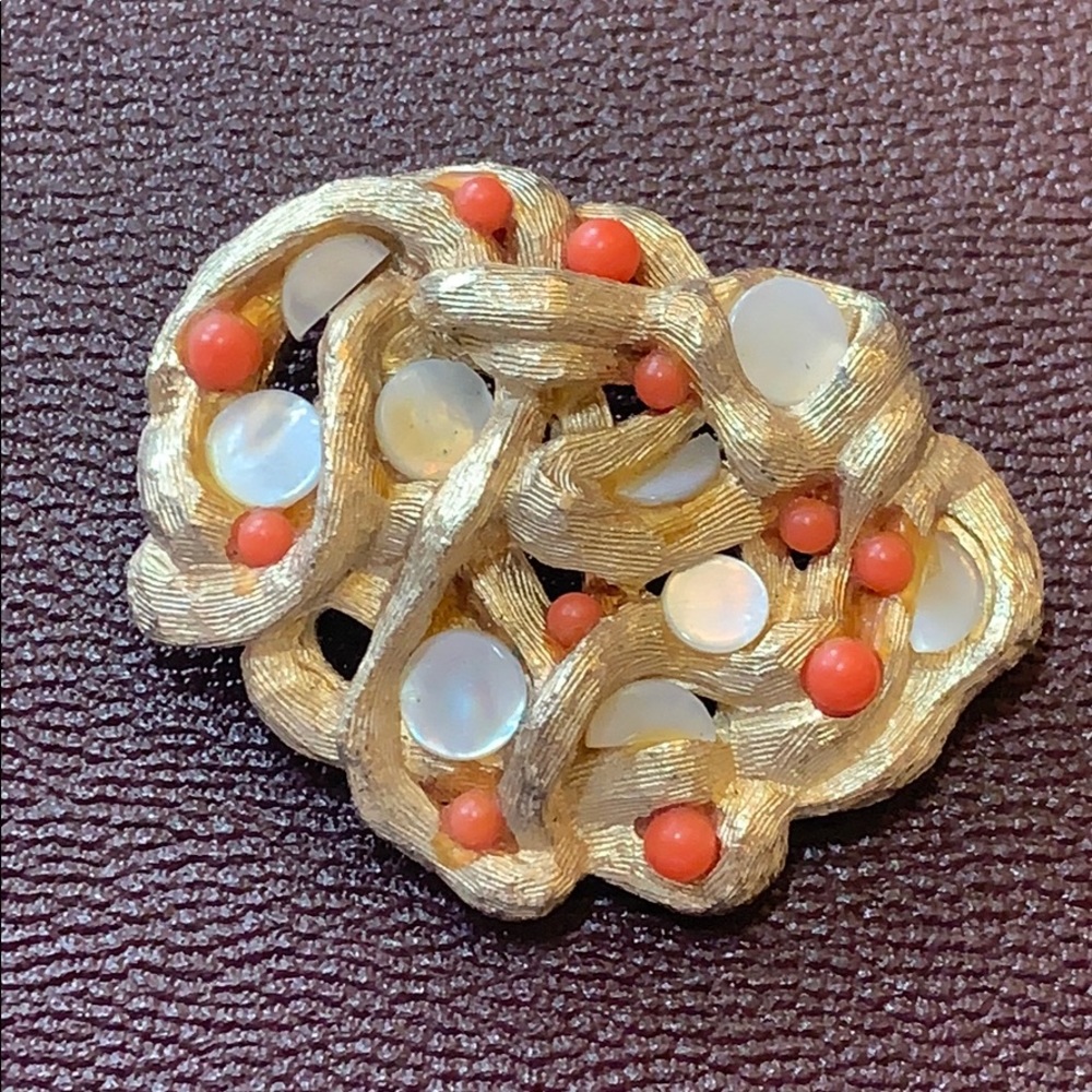 Sarah Coventry vintage brooch or pendant pearl